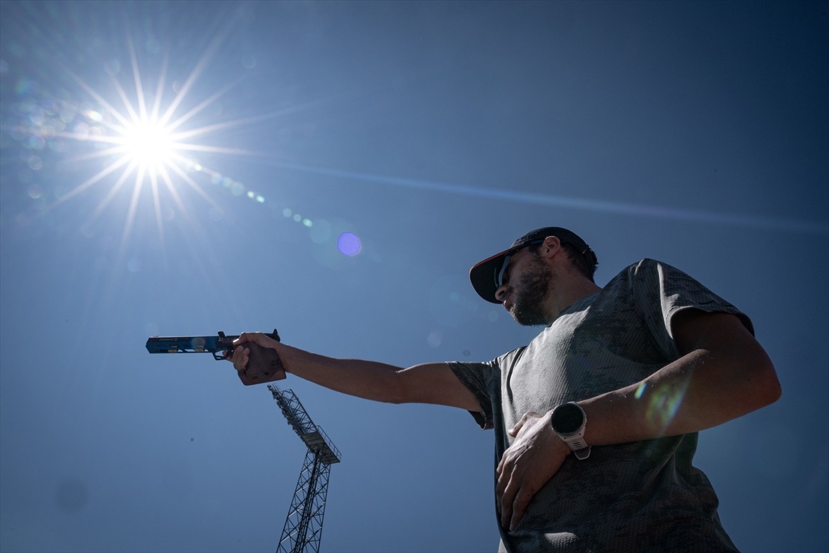 Türkiye'yi olimpiyatlarda temsil edecek ilk erkek modern pentatloncu Buğra Ünal'ın, Paris 2024'e...