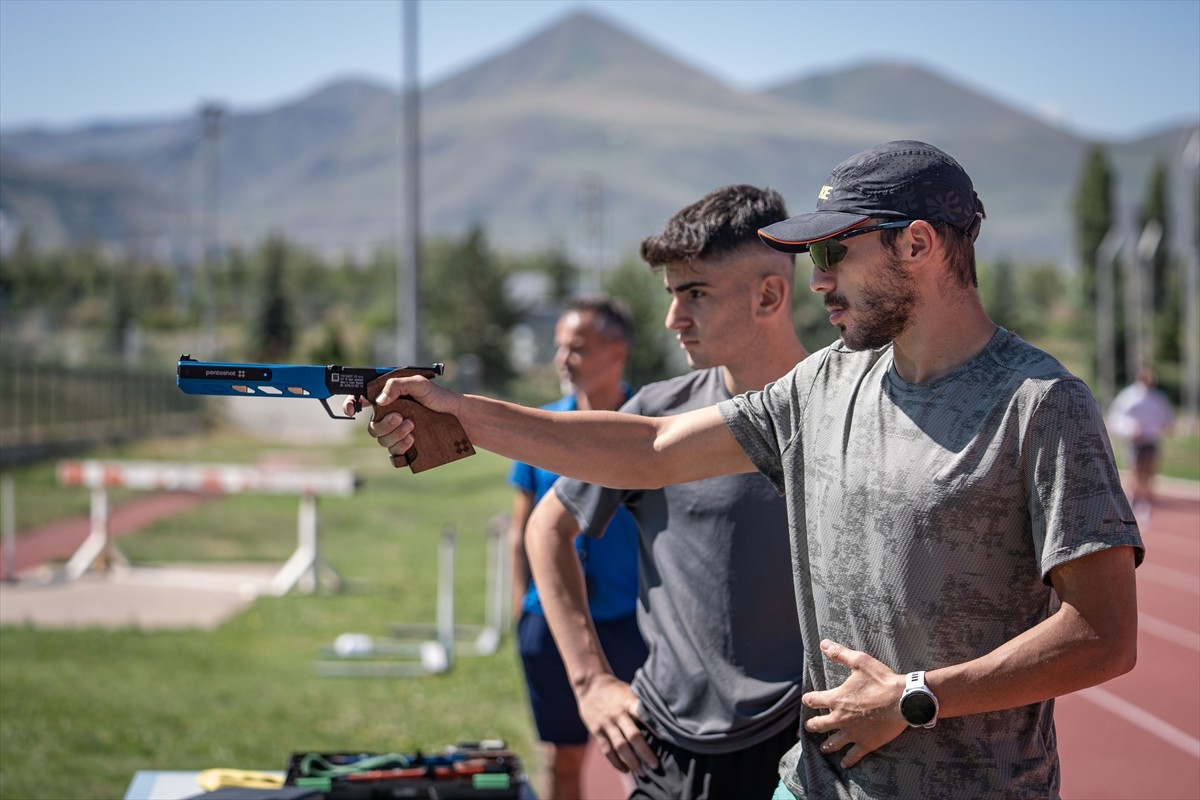 Türkiye'yi olimpiyatlarda temsil edecek ilk erkek modern pentatloncu Buğra Ünal'ın, Paris 2024'e...