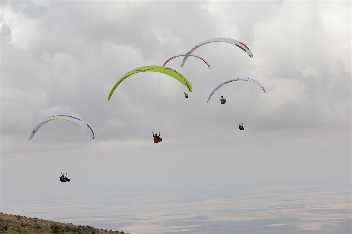 Türkiye’de ilk kez düzenlenen koşu ve yamaç paraşütü disiplinlerini içeren "Hike and Fly Anatolia"...