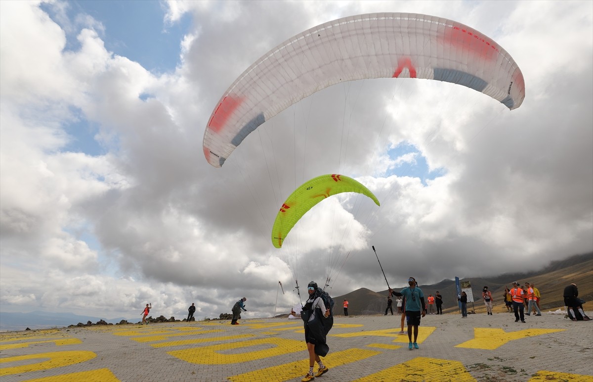 Türkiye’de ilk kez düzenlenen koşu ve yamaç paraşütü disiplinlerini içeren "Hike and Fly Anatolia"...