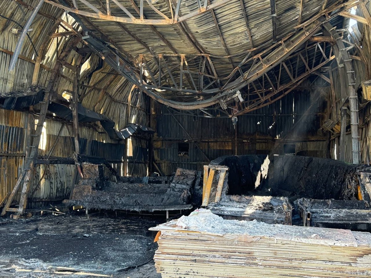 Tuzla'da yat imalathanesinde çıkan yangın, itfaiye ekiplerinin müdahalesiyle söndürüldü. İtfaiye...