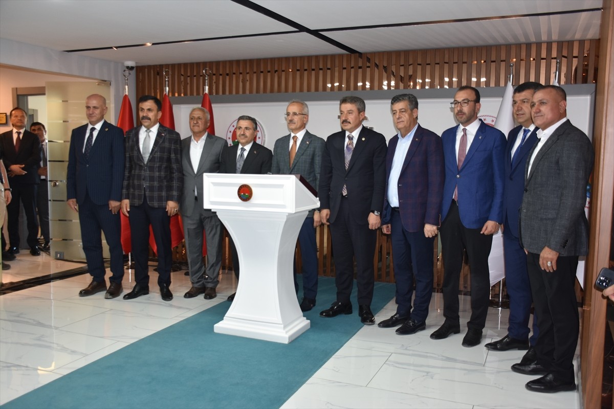 Ulaştırma ve Altyapı Bakanı Abdulkadir Uraloğlu (sağ 2), çeşitli ziyaretlerde bulunmak üzere...