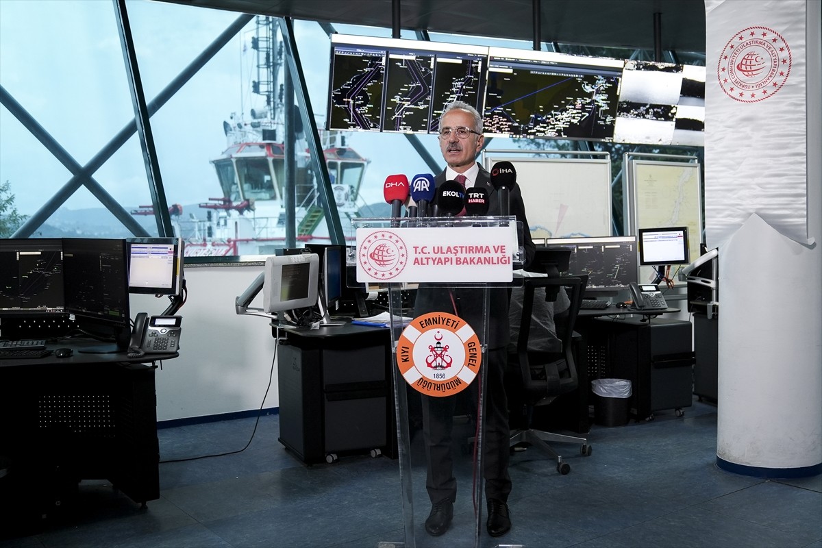 Ulaştırma ve Altyapı Bakanı Abdulkadir Uraloğlu (sağ 2), İstanbul Boğazı'nın güvenliğini sağlayan...