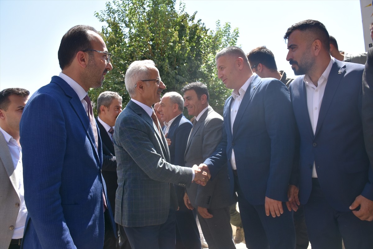 Ulaştırma ve Altyapı Bakanı Abdulkadir Uraloğlu (sağ 2), Şırnak'taki temasları kapsamında Belediye...