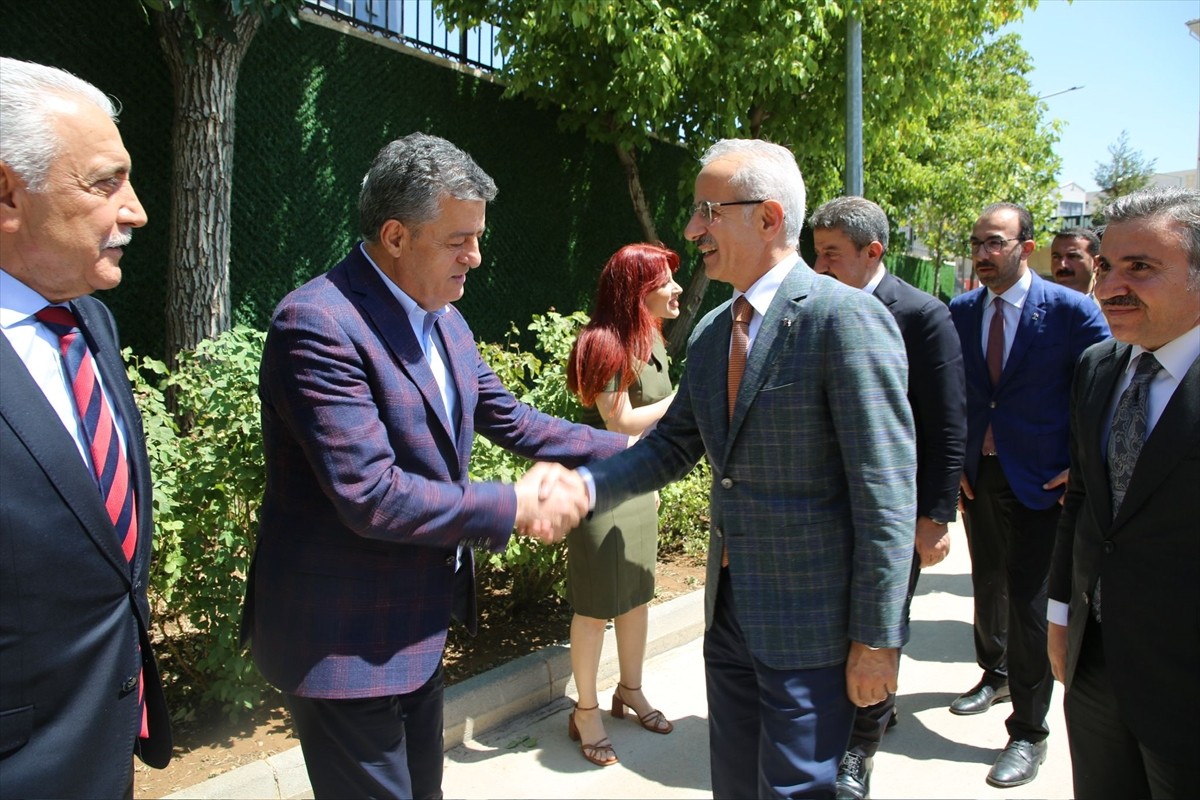 Ulaştırma ve Altyapı Bakanı Abdulkadir Uraloğlu (sağ 2), Şırnak'taki temasları kapsamında Belediye...