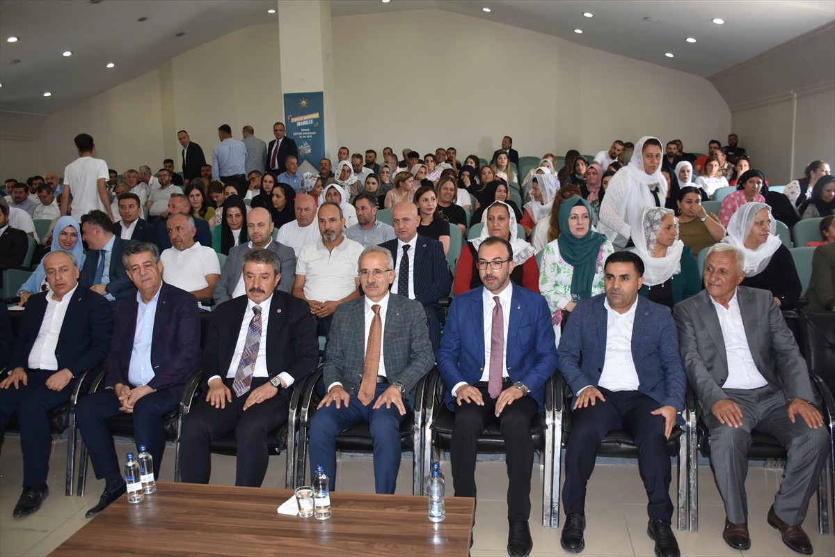 Ulaştırma ve Altyapı Bakanı Abdulkadir Uraloğlu (sağ 2), Şırnak'taki temasları kapsamında Belediye...