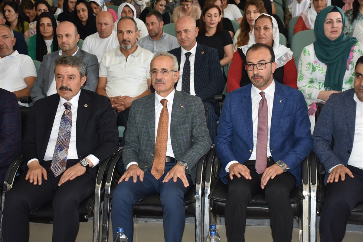 Ulaştırma ve Altyapı Bakanı Abdulkadir Uraloğlu (sağ 2), Şırnak'taki temasları kapsamında Belediye...