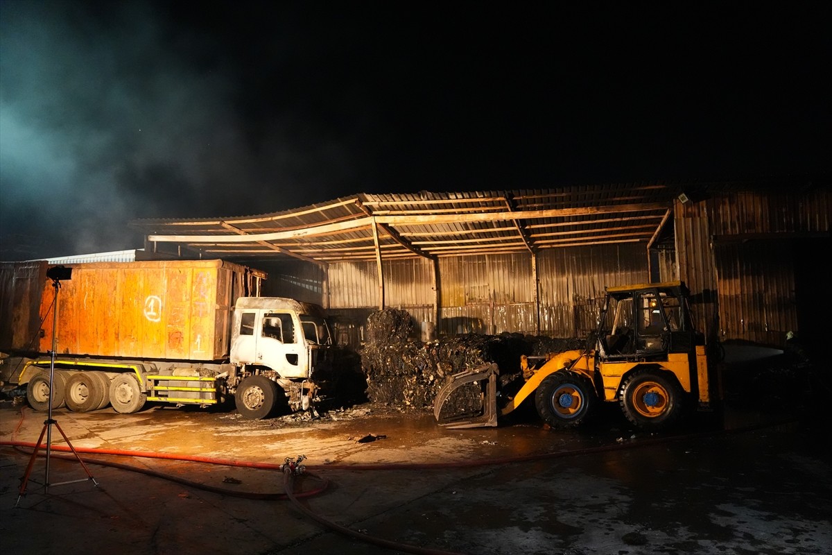 Ümraniye'de kağıt geri dönüşüm tesisinde çıkan yangın itfaiye ekiplerince söndürüldü.