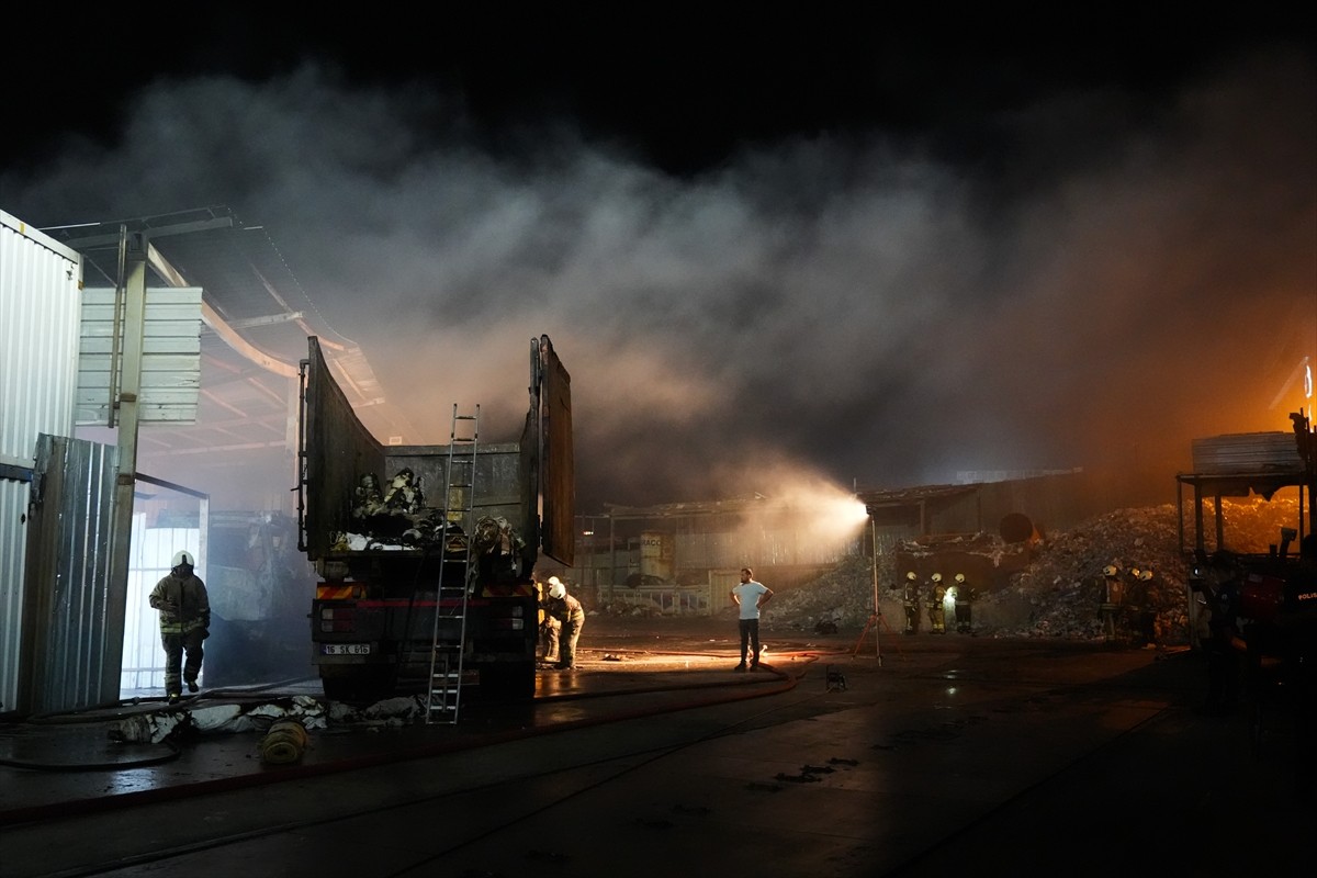 Ümraniye'de kağıt geri dönüşüm tesisinde çıkan yangın itfaiye ekiplerince söndürüldü.
