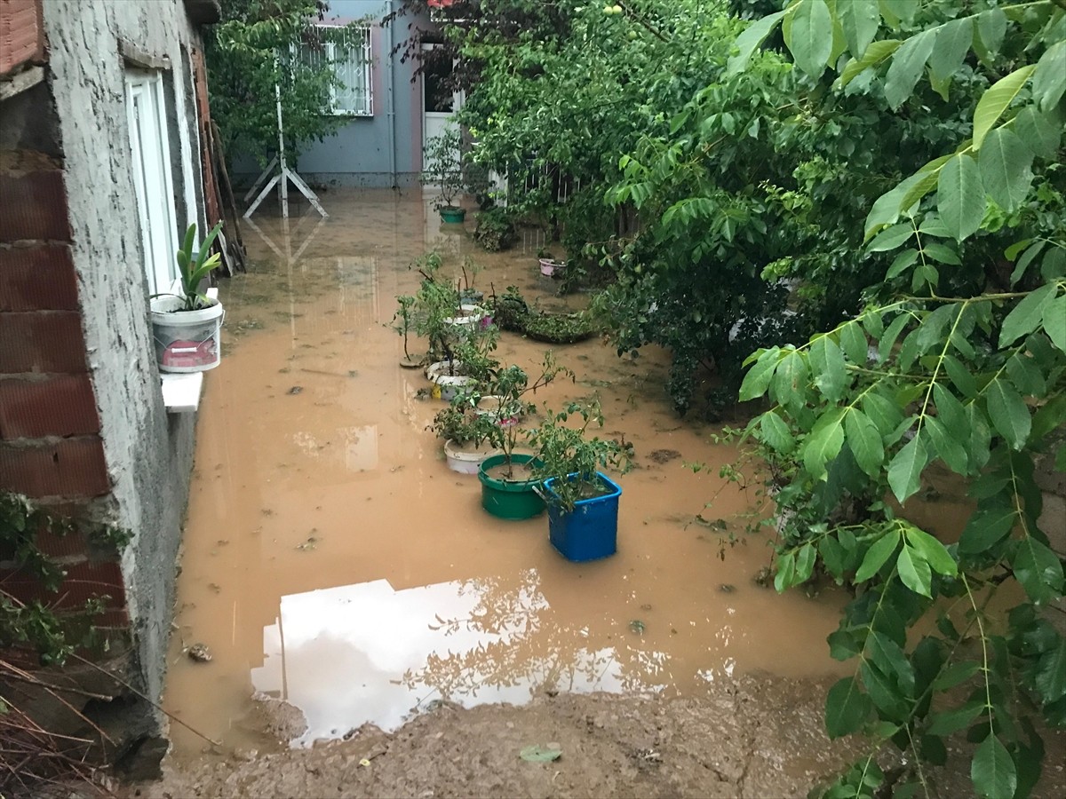 Uşak'ta akşam saatlerinden itibaren etkili olan dolu ve sağanak hayatı olumsuz etkiledi. Sivaslı...