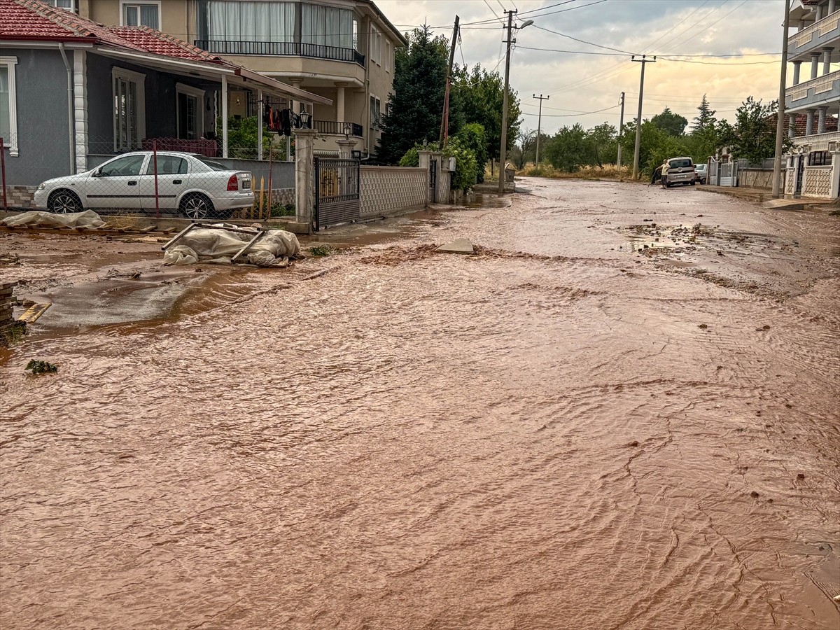 Uşak'ta akşam saatlerinden itibaren etkili olan dolu ve sağanak hayatı olumsuz etkiledi. Sivaslı...
