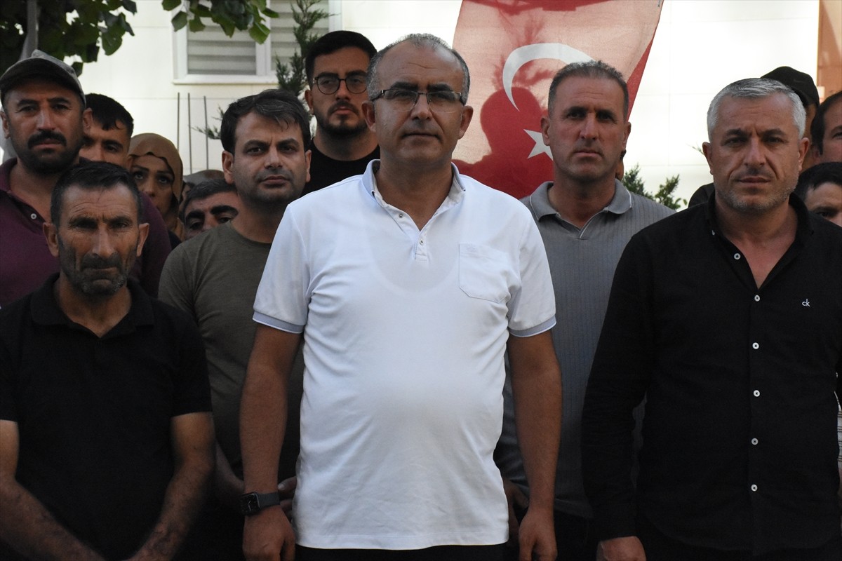 Van'da bazı belediyelerde işten çıkarılan işçiler, İpekyolu Belediyesi önündeki eylemlerine devam...