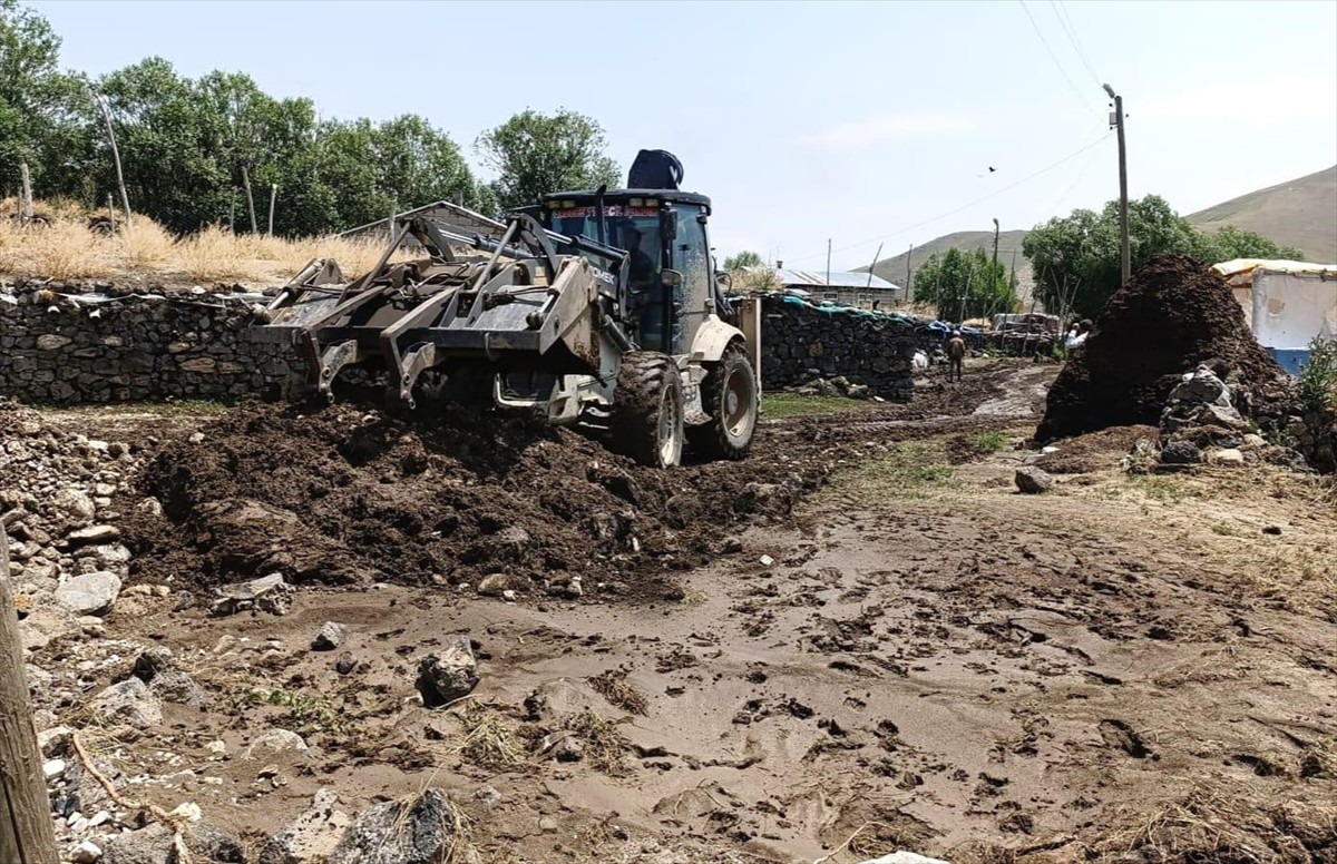 Van'ın Erciş, Çaldıran ve Saray ilçelerinde sağanak sonrası taşkınlar meydana geldi. Büyükşehir...