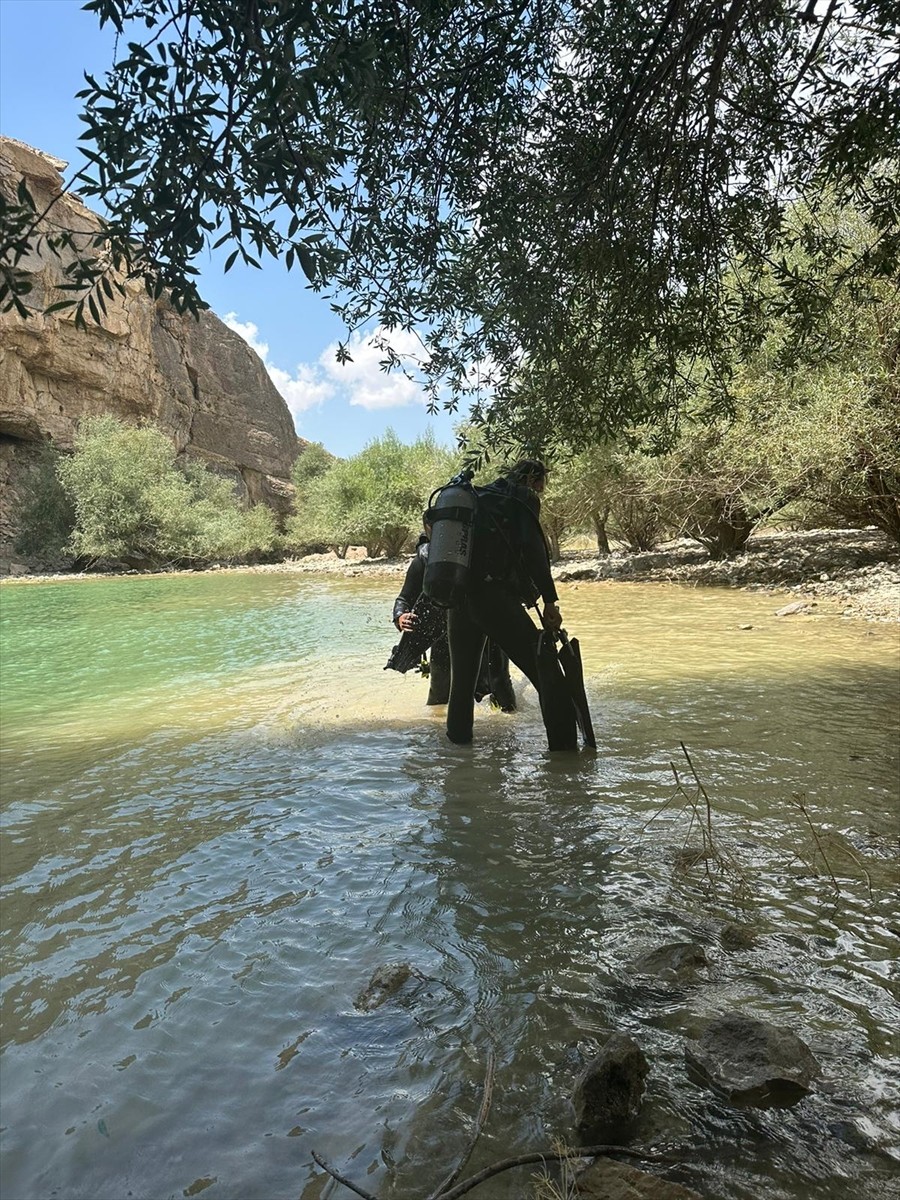  Van'ın Gürpınar ilçesinde serinlemek için baraj göletine giren çocuk boğuldu.