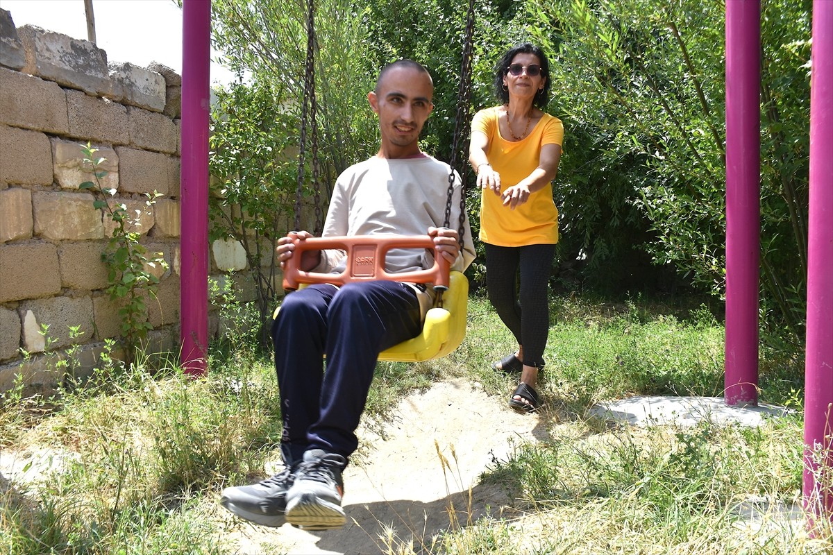 Van'ın İpekyolu ilçesinde Aile ve Sosyal Hizmetler İl Müdürlüğü görevlileri ile gönüllüler, sağlık...