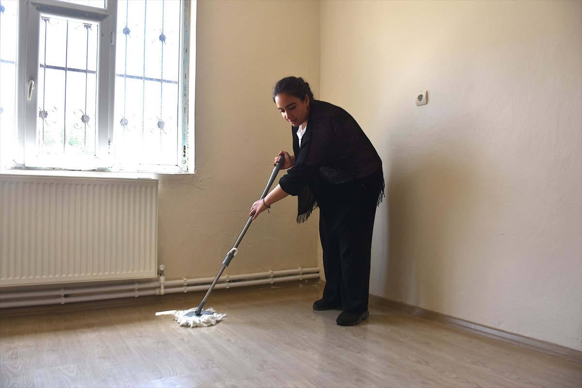 Van'ın İpekyolu ilçesinde Aile ve Sosyal Hizmetler İl Müdürlüğü görevlileri ile gönüllüler, sağlık...