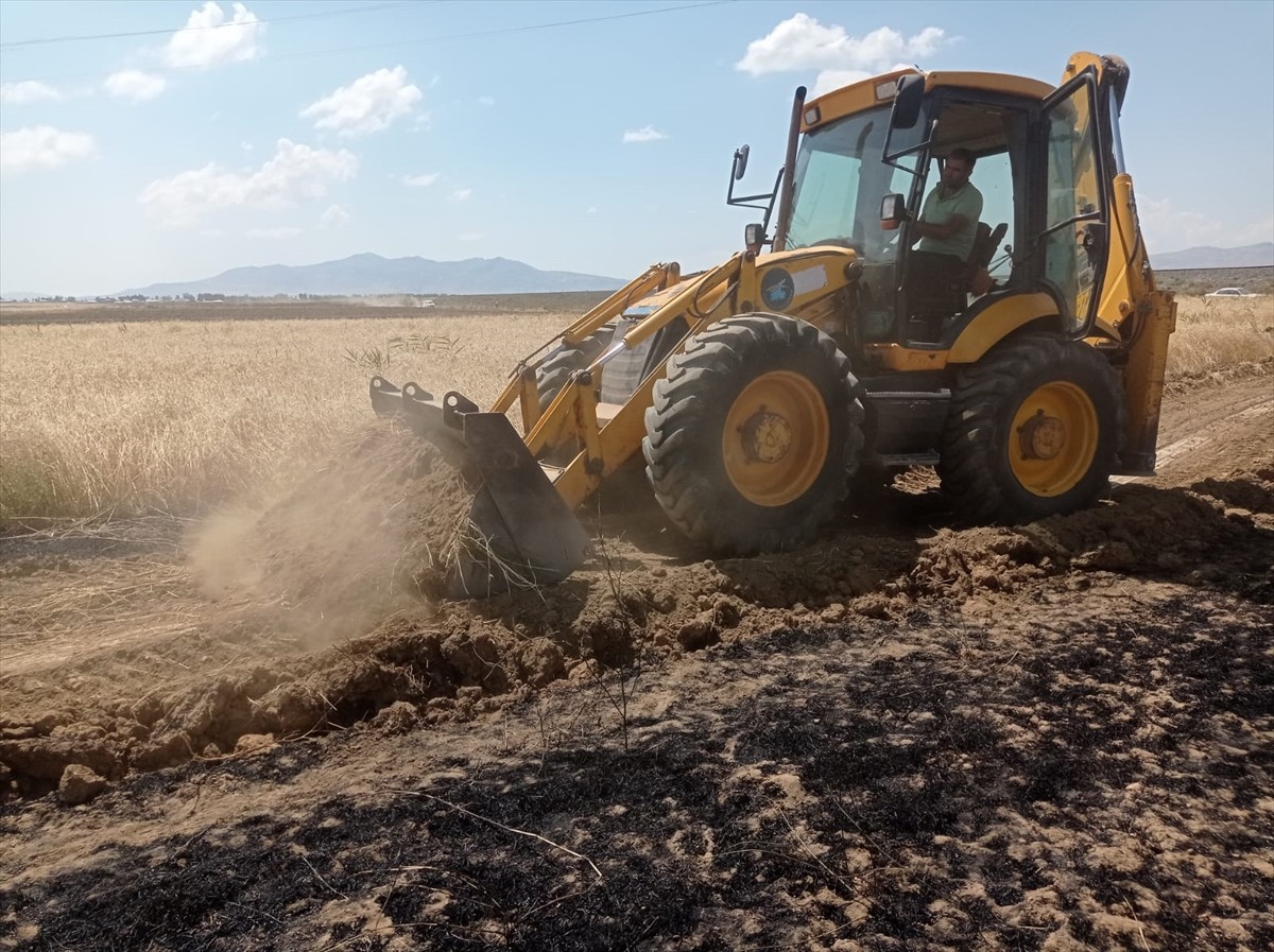Van'ın İpekyolu ilçesinde, buğday ekili arazide çıkan yangın söndürüldü.