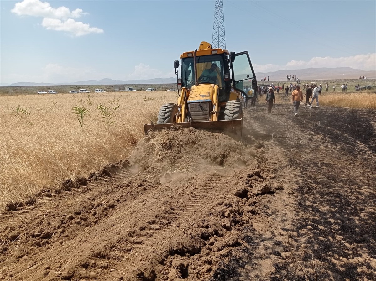 Van'ın İpekyolu ilçesinde, buğday ekili arazide çıkan yangın söndürüldü.