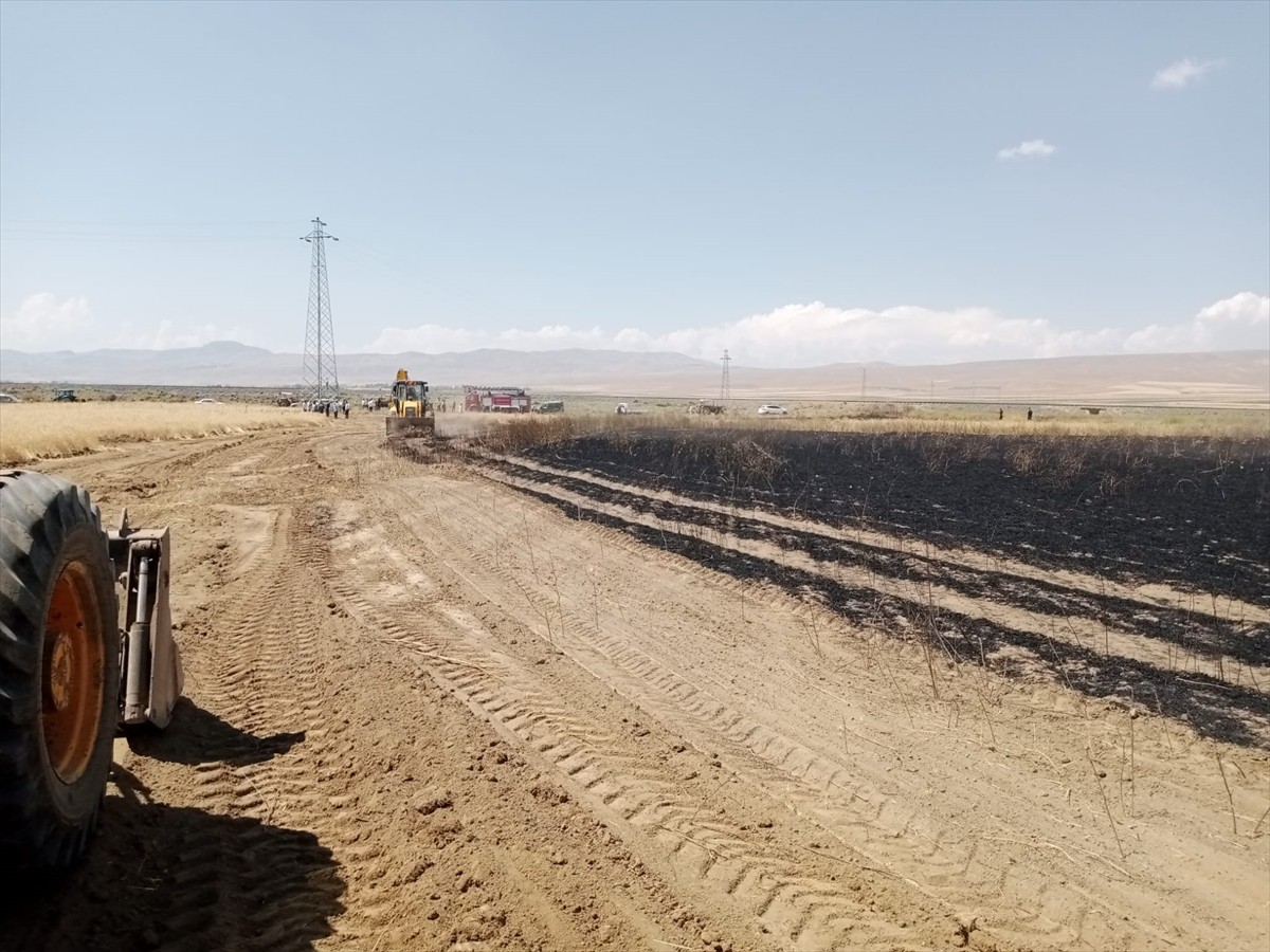 Van'ın İpekyolu ilçesinde, buğday ekili arazide çıkan yangın söndürüldü.