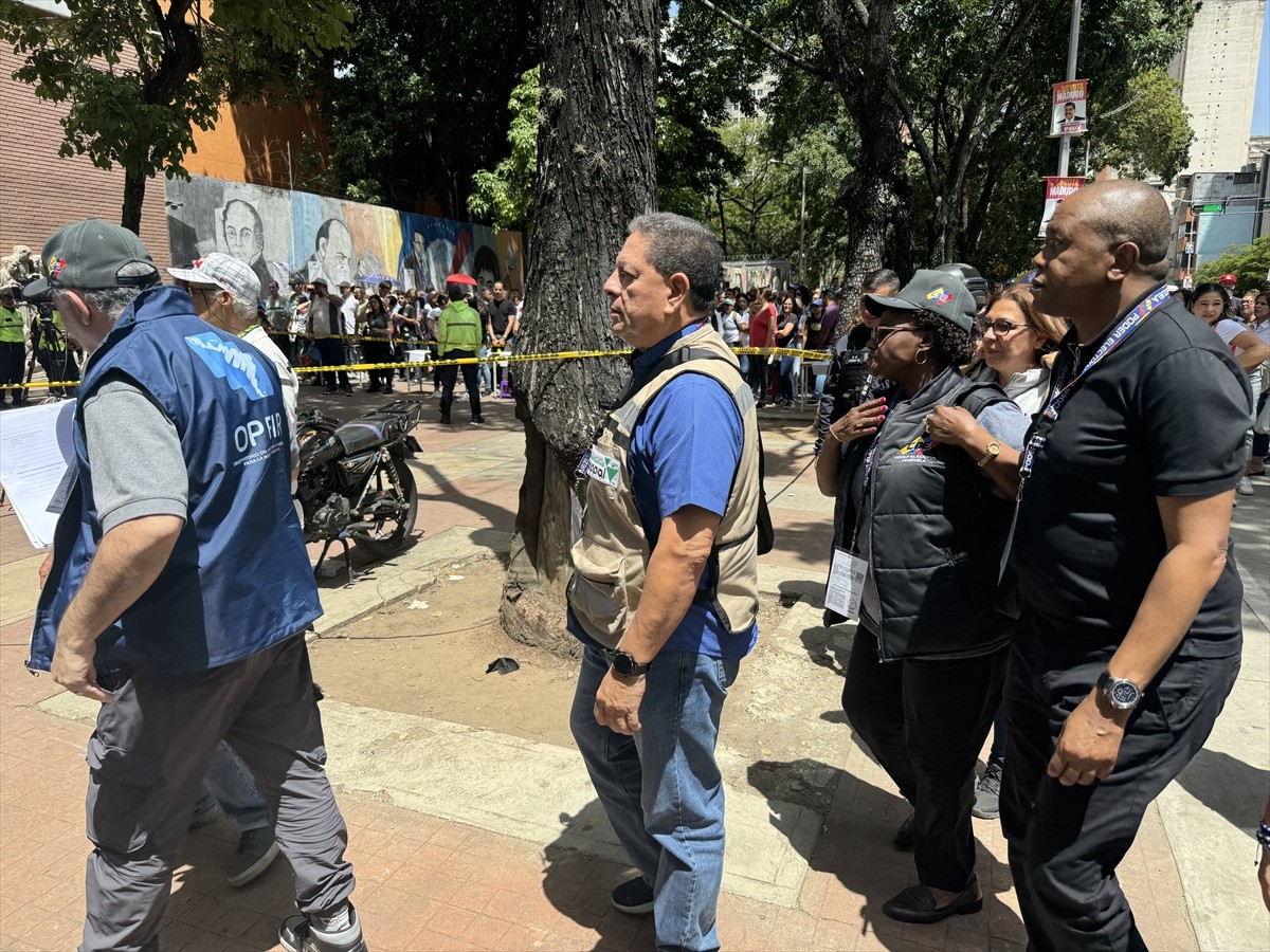 Venezuela'da devlet başkanı seçiminde halk, sandıklara yoğun ilgi gösteriyor. Yerel saatte...