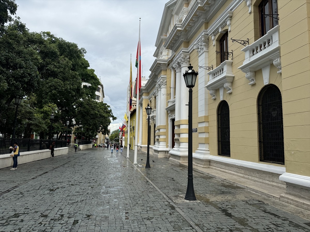 Venezuela'da muhalefet lideri Maria Corina Machado, ellerindeki tutanaklara göre devlet başkanı...