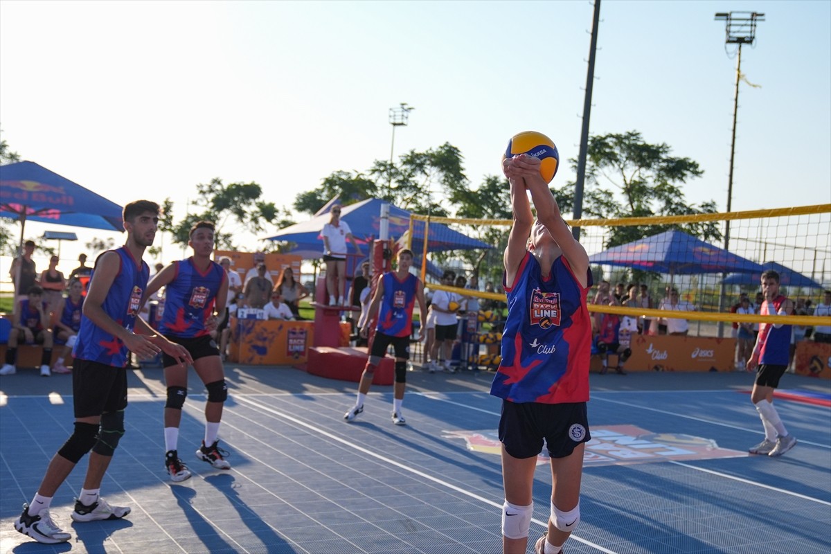 Voleybol branşının sokaklara taşıması amacıyla düzenlenen Red Bull Back Line'nın İzmir'deki...