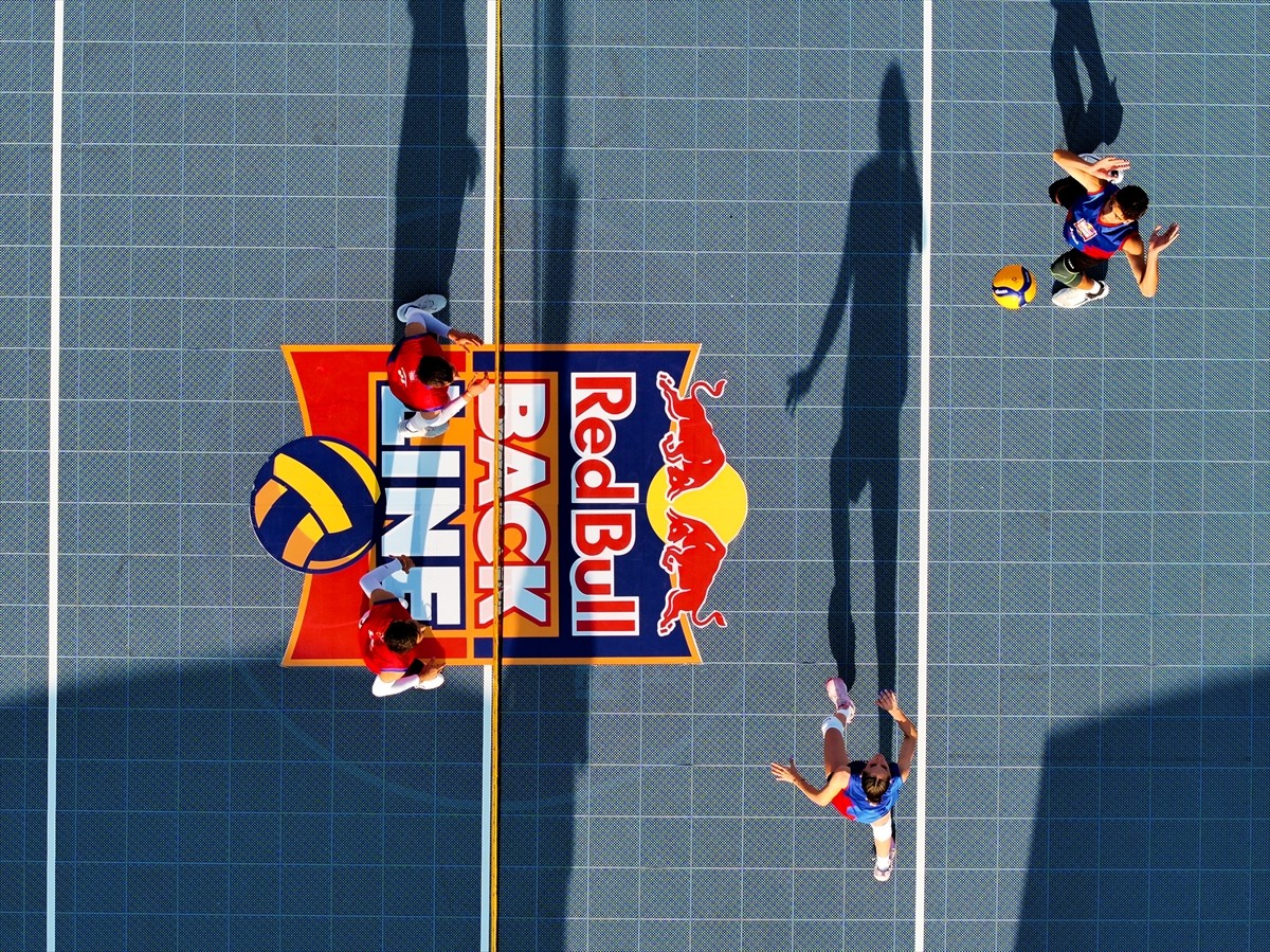 Voleybol branşının sokaklara taşıması amacıyla düzenlenen Red Bull Back Line'nın İzmir'deki...