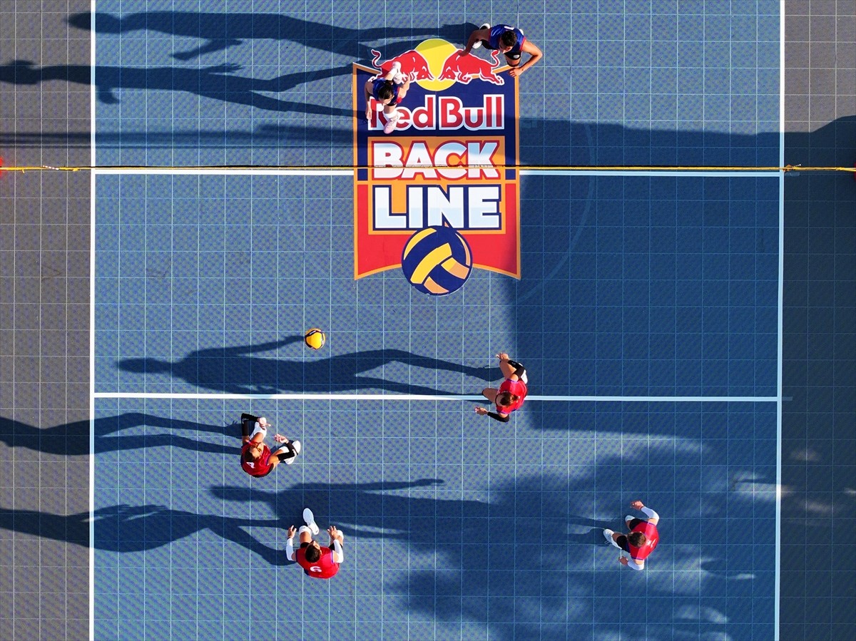 Voleybol branşının sokaklara taşıması amacıyla düzenlenen Red Bull Back Line'nın İzmir'deki...