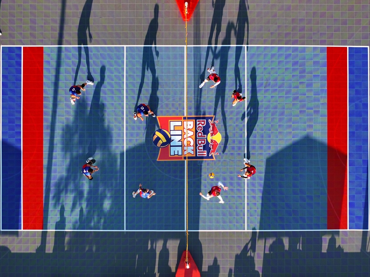 Voleybol branşının sokaklara taşıması amacıyla düzenlenen Red Bull Back Line'nın İzmir'deki...