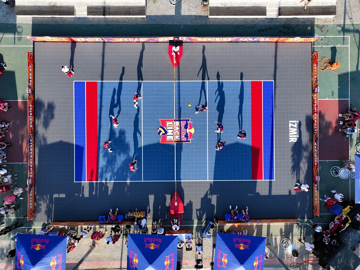 Voleybol branşının sokaklara taşıması amacıyla düzenlenen Red Bull Back Line'nın İzmir'deki...