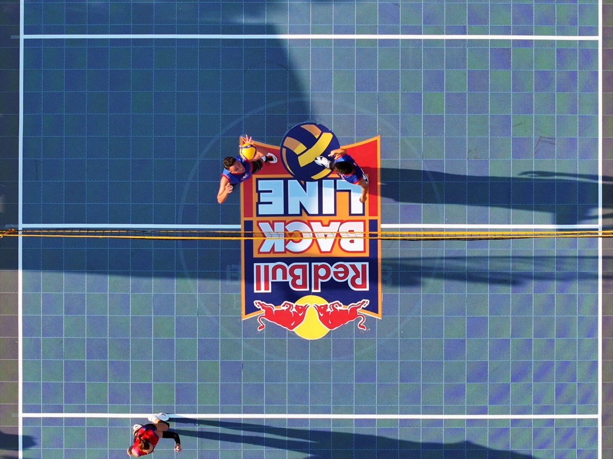 Voleybol branşının sokaklara taşıması amacıyla düzenlenen Red Bull Back Line'nın İzmir'deki...