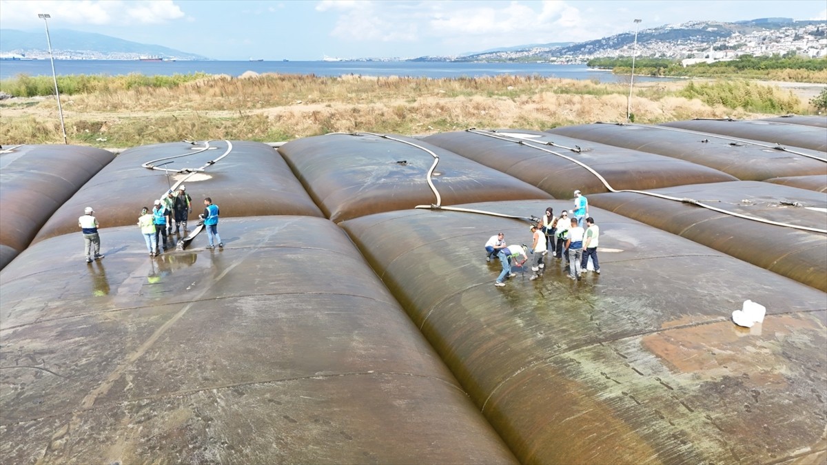 Yaklaşık 100 yılda biriktiği değerlendirilen 8 milyon ton dip çamurunun temizlenmesi için...