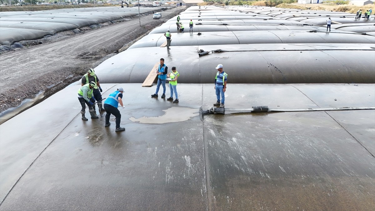 Yaklaşık 100 yılda biriktiği değerlendirilen 8 milyon ton dip çamurunun temizlenmesi için...