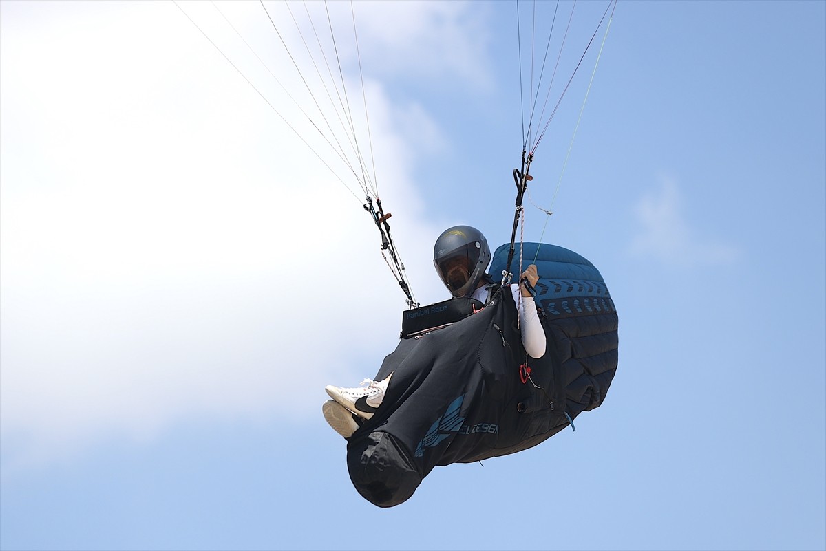 Yamaç paraşütünde ulusal ve bölgesel yarışlardaki başarısıyla 17 yaşında milli takıma seçilen Utku...