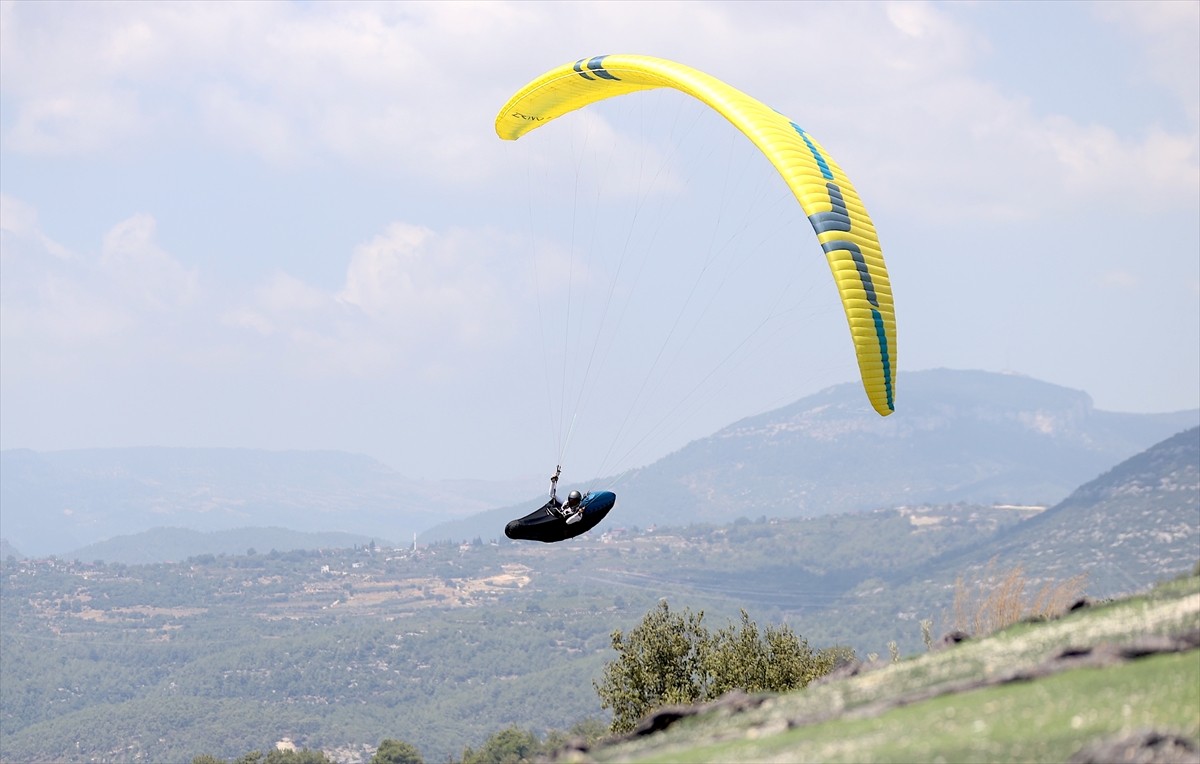 Yamaç paraşütünde ulusal ve bölgesel yarışlardaki başarısıyla 17 yaşında milli takıma seçilen Utku...