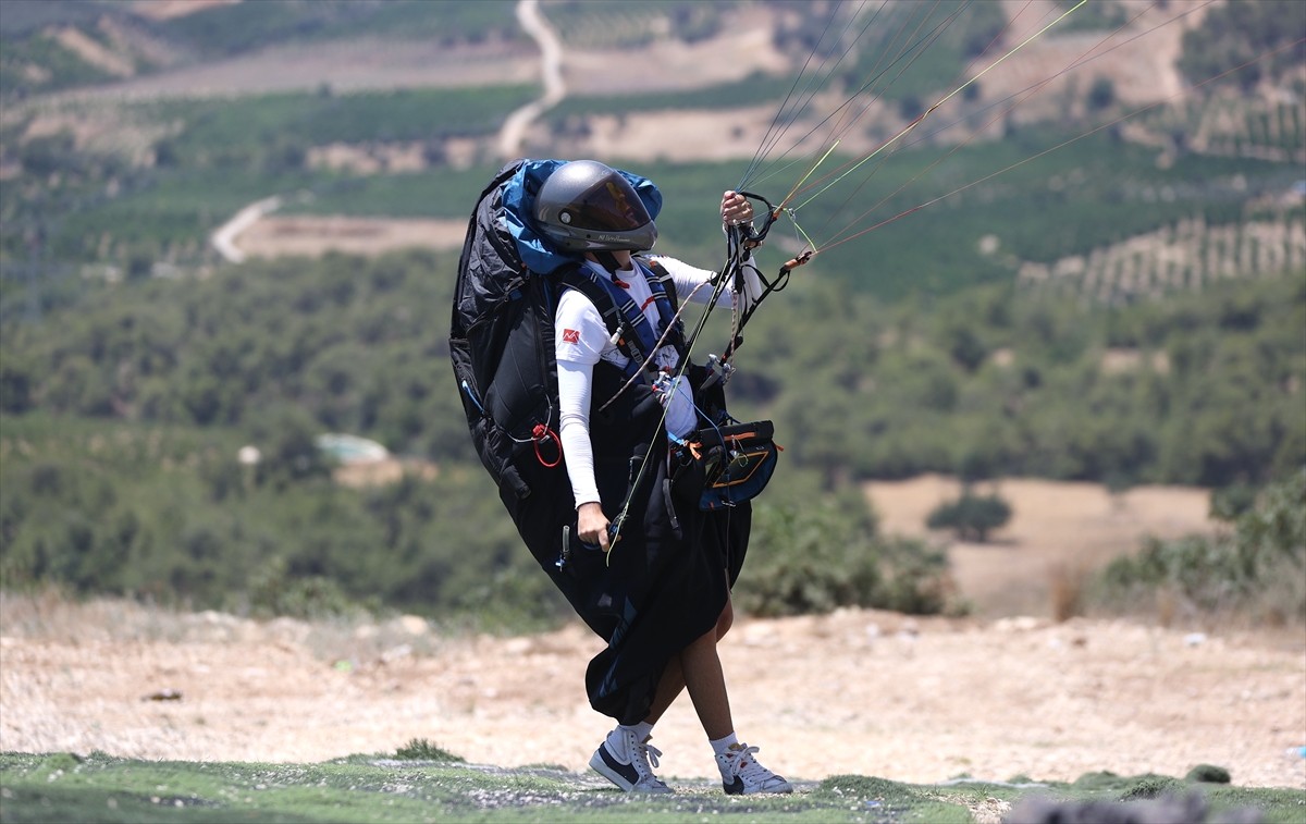 Yamaç paraşütünde ulusal ve bölgesel yarışlardaki başarısıyla 17 yaşında milli takıma seçilen Utku...