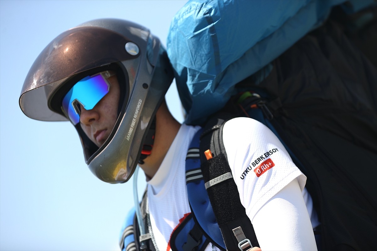 Yamaç paraşütünde ulusal ve bölgesel yarışlardaki başarısıyla 17 yaşında milli takıma seçilen Utku...