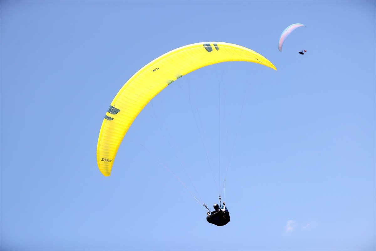 Yamaç paraşütünde ulusal ve bölgesel yarışlardaki başarısıyla 17 yaşında milli takıma seçilen Utku...