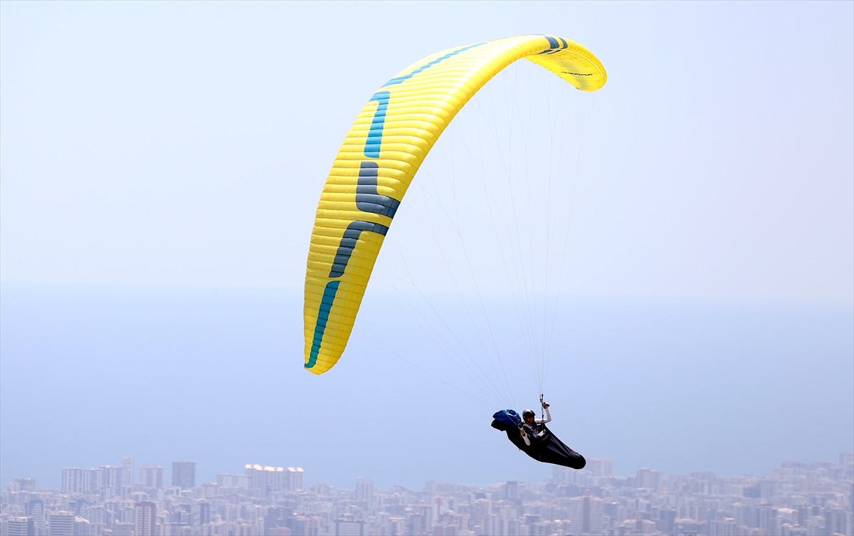 Yamaç paraşütünde ulusal ve bölgesel yarışlardaki başarısıyla 17 yaşında milli takıma seçilen Utku...