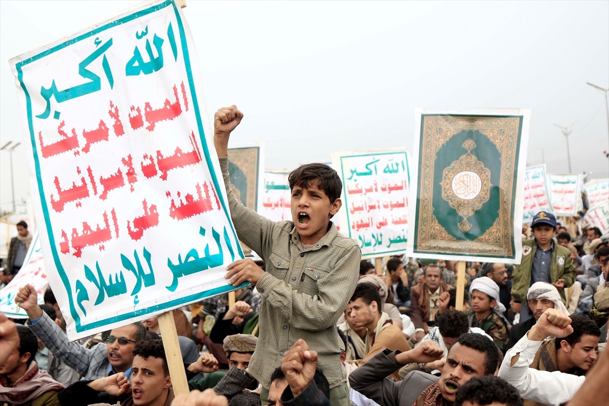 Yemen'de yüz binlerce kişinin katılımıyla İsrail’in işgal ve saldırılarına maruz kalan Gazze...