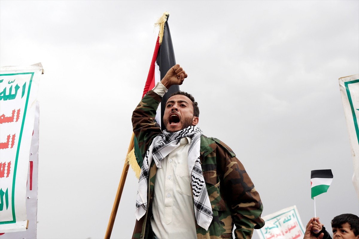 Yemen'de yüz binlerce kişinin katılımıyla İsrail’in işgal ve saldırılarına maruz kalan Gazze...