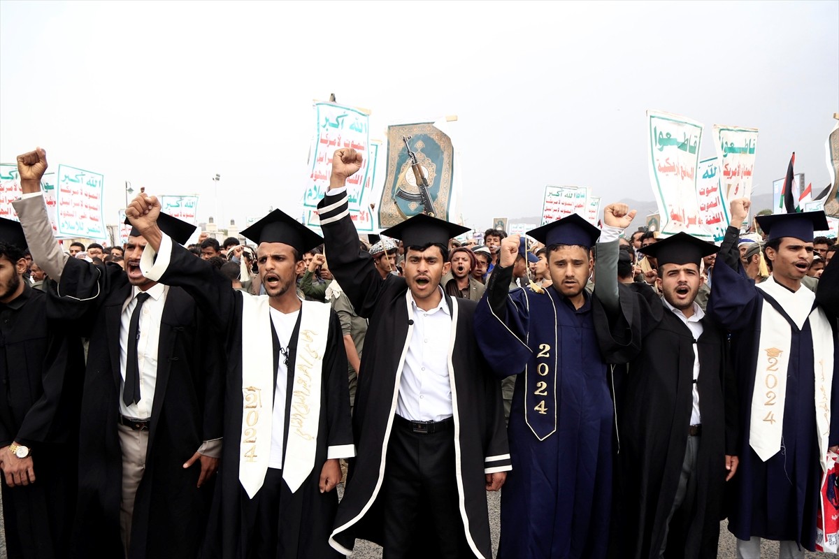 Yemen'de yüz binlerce kişinin katılımıyla İsrail’in işgal ve saldırılarına maruz kalan Gazze...