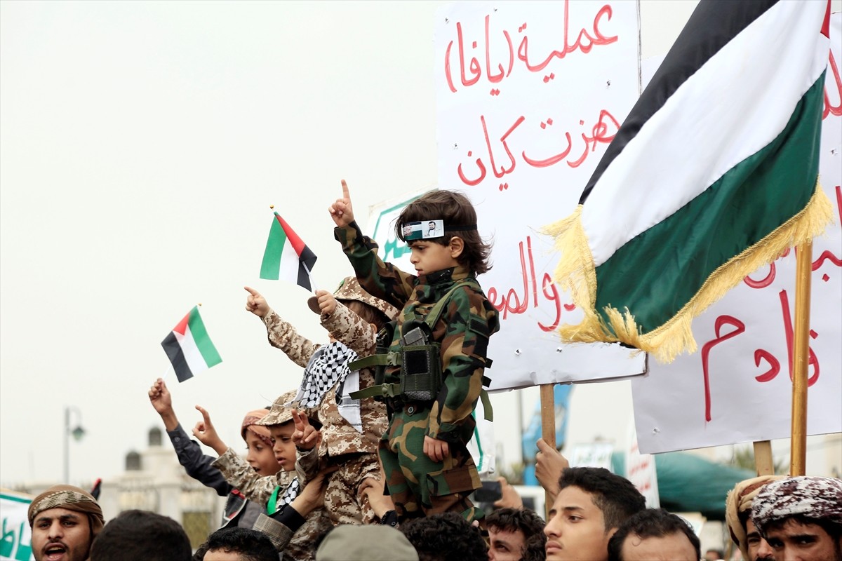 Yemen'de yüz binlerce kişinin katılımıyla İsrail’in işgal ve saldırılarına maruz kalan Gazze...