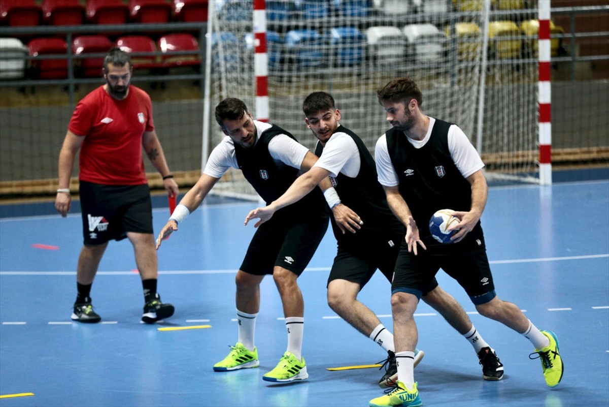 Yeni sezon hazırlıkları kapsamında Bolu Dağı'nda bulunan bir otelde kamp yapan Hentbol Erkekler...