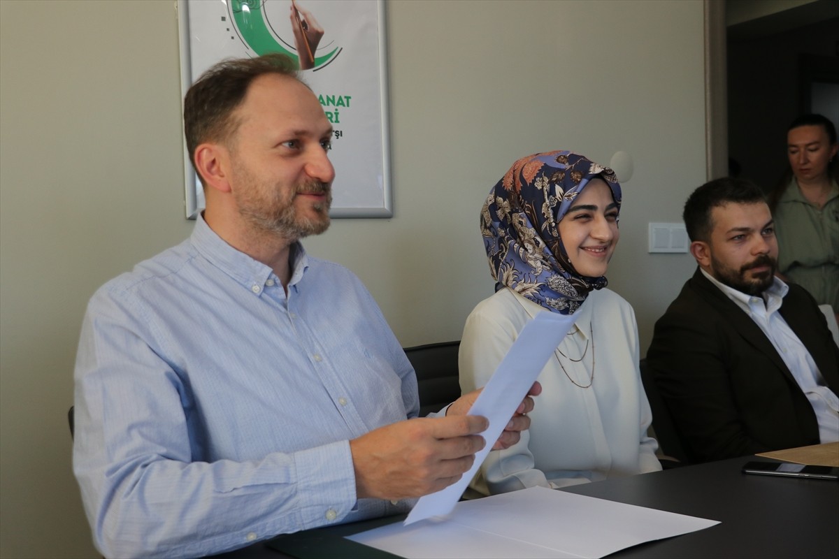 Yeşilay Genel Başkanı Mehmet Dinç, Bolu'nun Köroğlu Mahallesi'ndeki Yeşilay Şubesi'ni ziyaret...