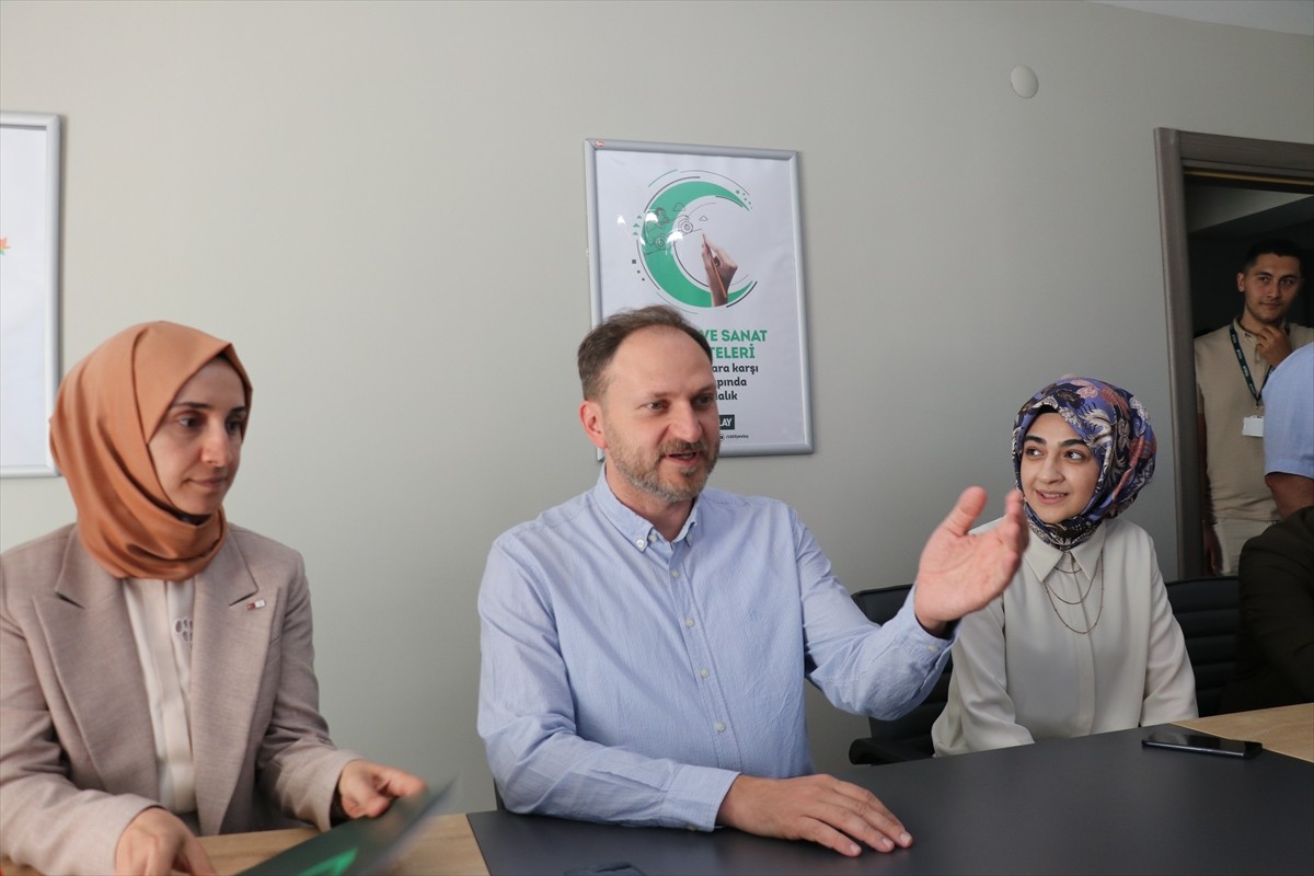 Yeşilay Genel Başkanı Mehmet Dinç, Bolu'nun Köroğlu Mahallesi'ndeki Yeşilay Şubesi'ni ziyaret...