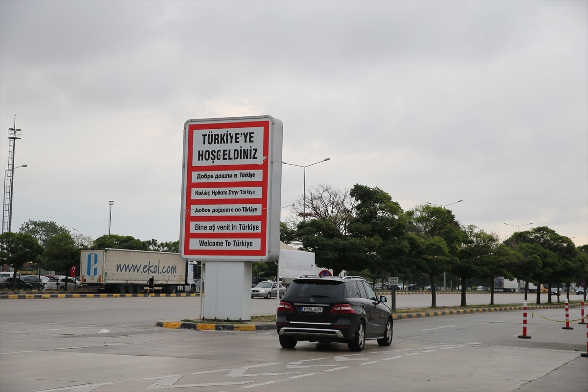 Yıllık izinlerini memleketlerinde geçirmek için yola çıkan gurbetçilerin yurda gelişleri sürüyor....