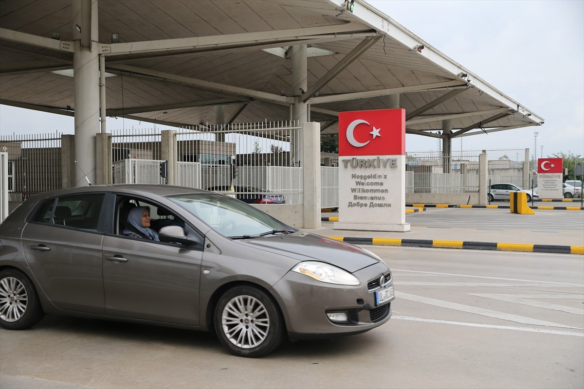 Yıllık izinlerini memleketlerinde geçirmek için yola çıkan gurbetçilerin yurda gelişleri sürüyor....