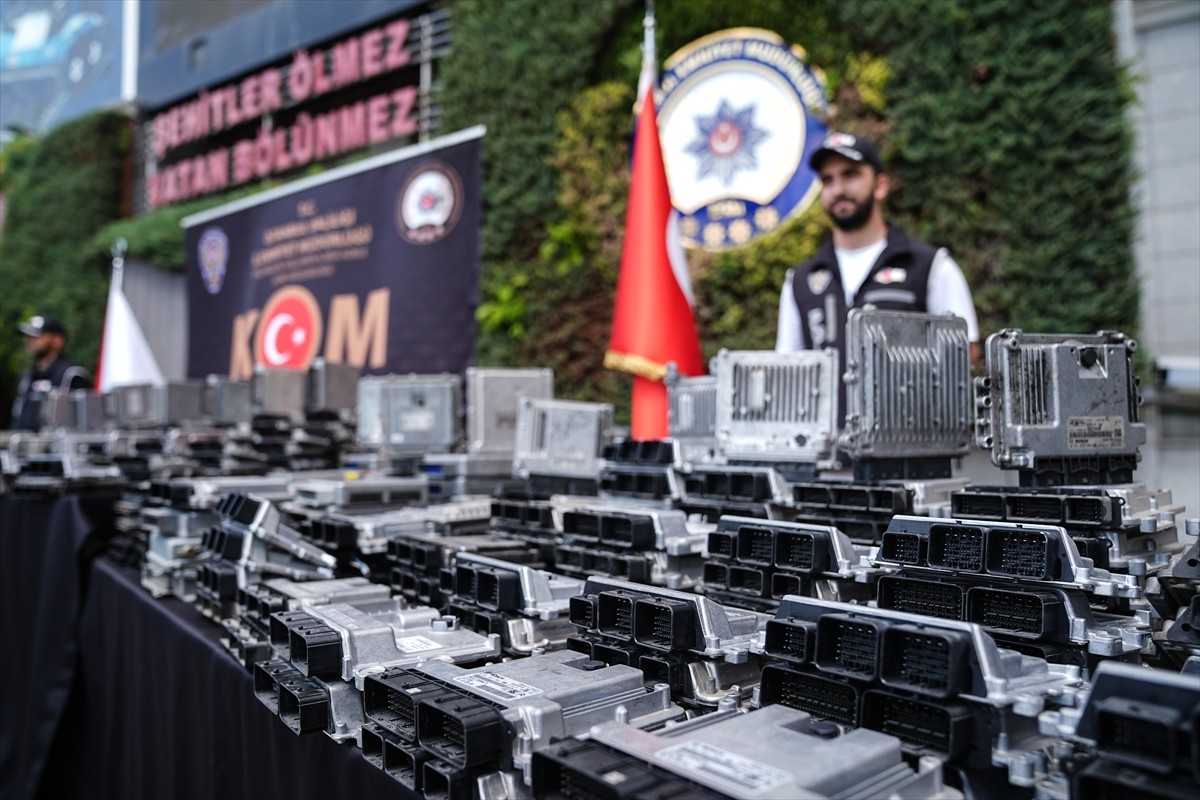Yurt dışında çalınan ve parçalara ayrılan araçların motor ve şanzıman beyinlerini yasa dışı...