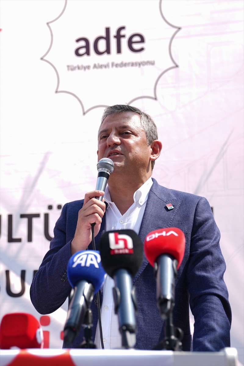 Zeytinburnu'nda, Erikli Baba Cemevi'ni ziyaret eden Cumhuriyet Halk Partisi (CHP) Genel Başkanı...